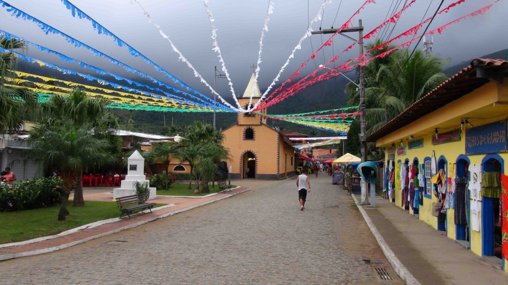 Kirche mit Straße auf der Ilha Grande