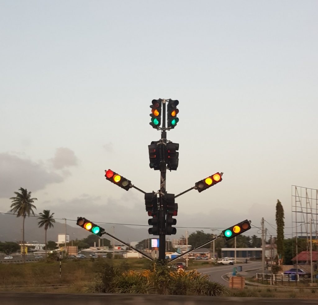 Ampelskulptur am Highway von Trinidad