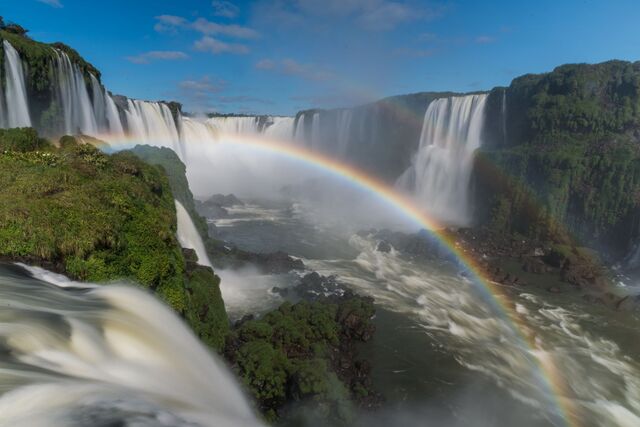 Manaus- Iguaçu-Wasserfälle mit Regenbogen im tropischen Regenwald“