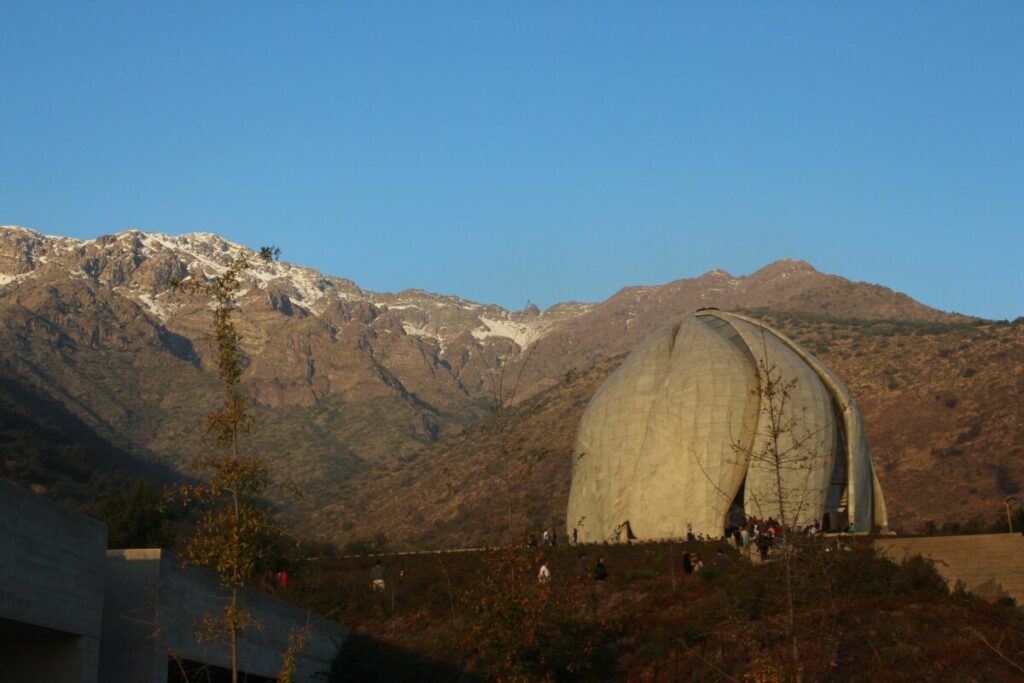 Blick über den Templo Bahai'i in die Andenausläufe