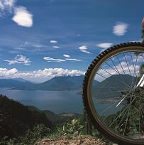 Blick auf See und Berge in Guatemala (© INGUAT)