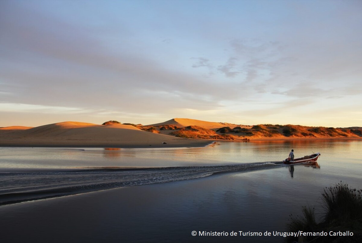 Boot vor Sanddüne bei Sonnenuntergang © Ministerio de Turismo de Uruguay/ Fernando Carballo