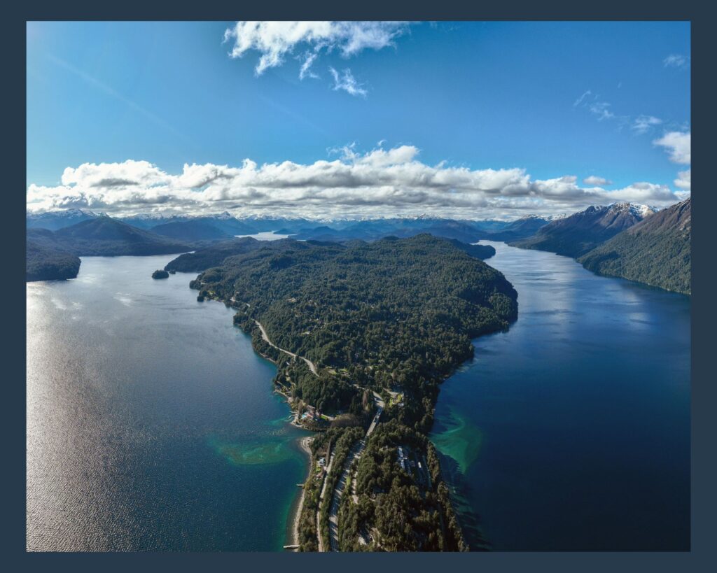 Nahuel Huapi-See panorama in Bariloche Argentinien am südlichen rand der Anden in Nord Patagonien Gletscher See mit kristallklaren Wasser und bewaldeten bergen