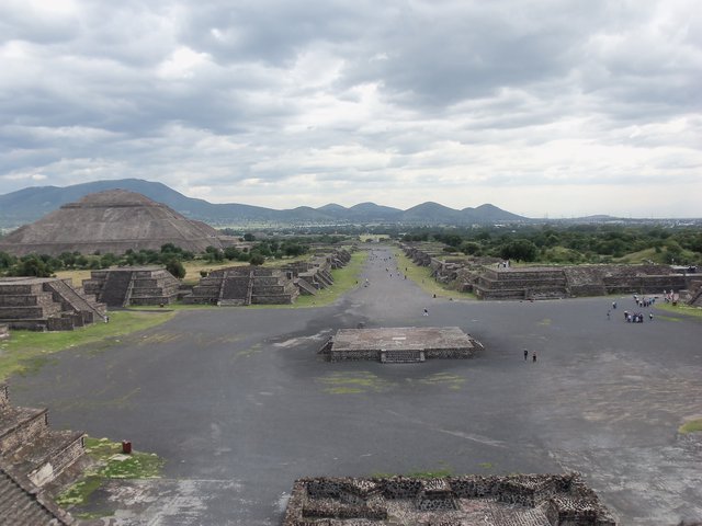 Die Sonnenpyramide und die Strasse der Toten (© Neviana)