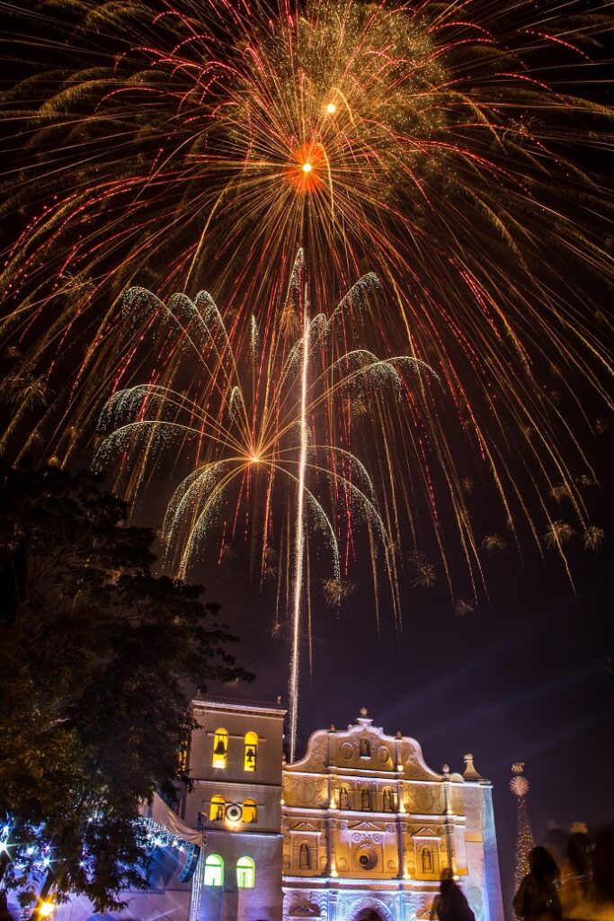 Feuerwerk an der Kathedrale de la Inmaculada Concepcion in Comayagua ©Central America Tourism Agency