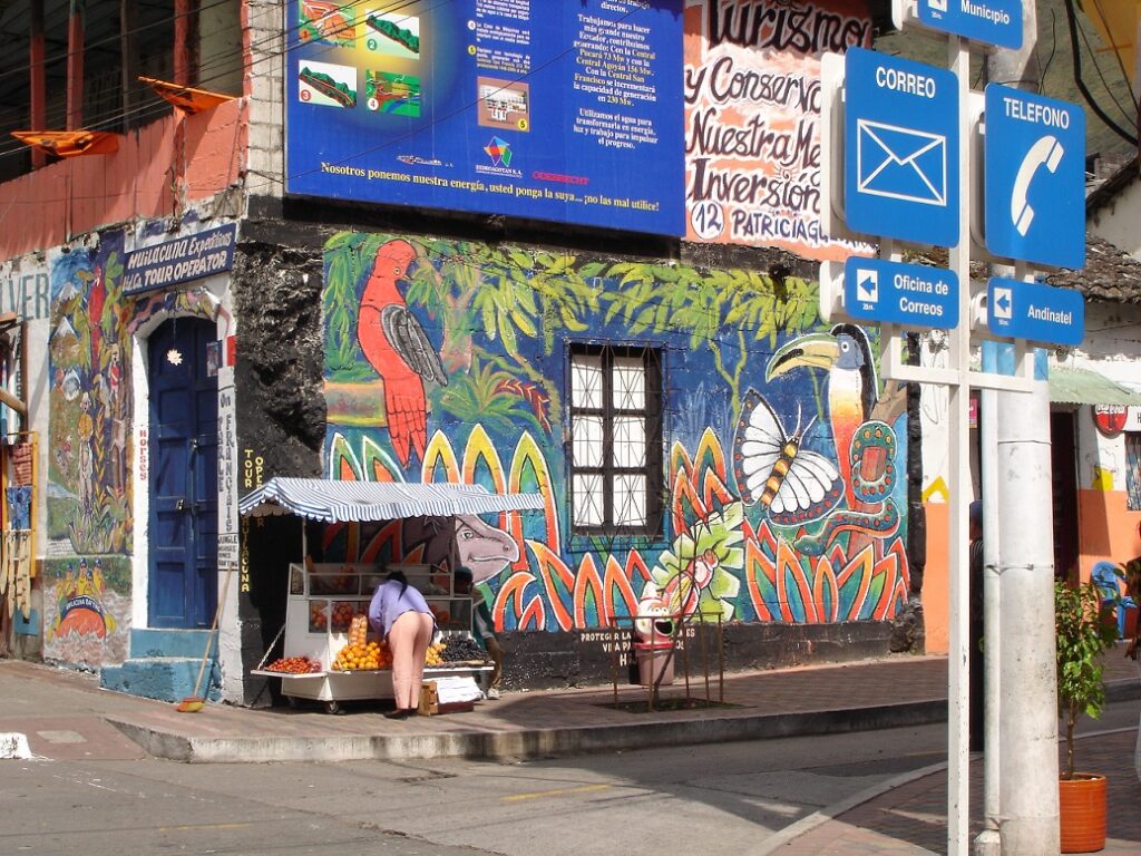 Frau am Obststand in Baños - Ecuador