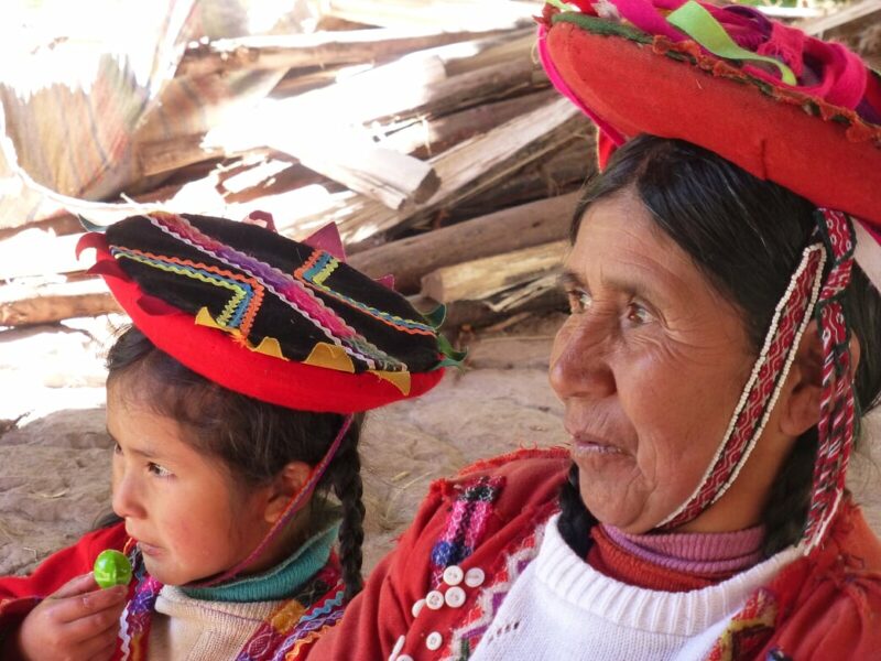 Peruanische Frau und Kind in Tracht