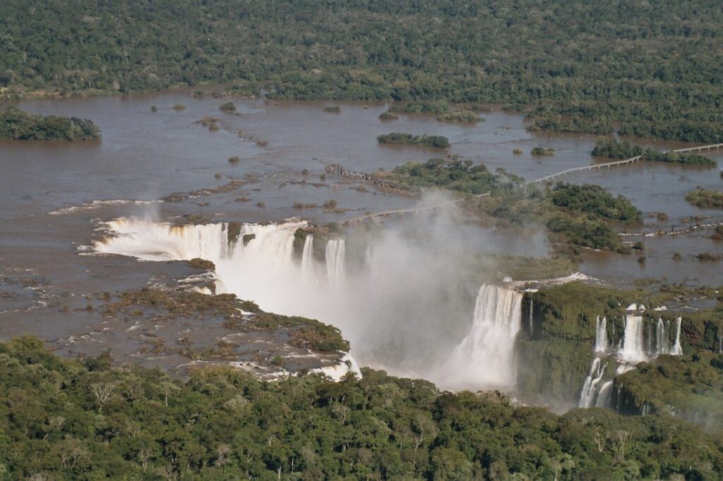 Die Iguazu-Wasserfälle aus der Luft