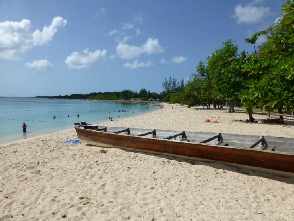 Holzkanu am Strand von Guadeloupe