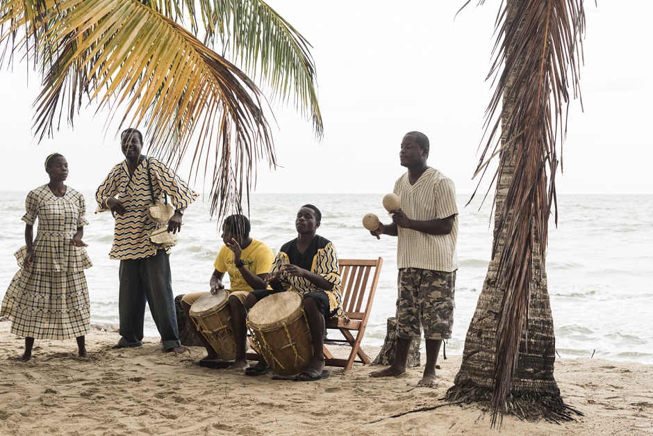 Hopkins Gruppe an Garifuna Trommeln am Strand (© Image courtesy of the Belize Tourism Board)