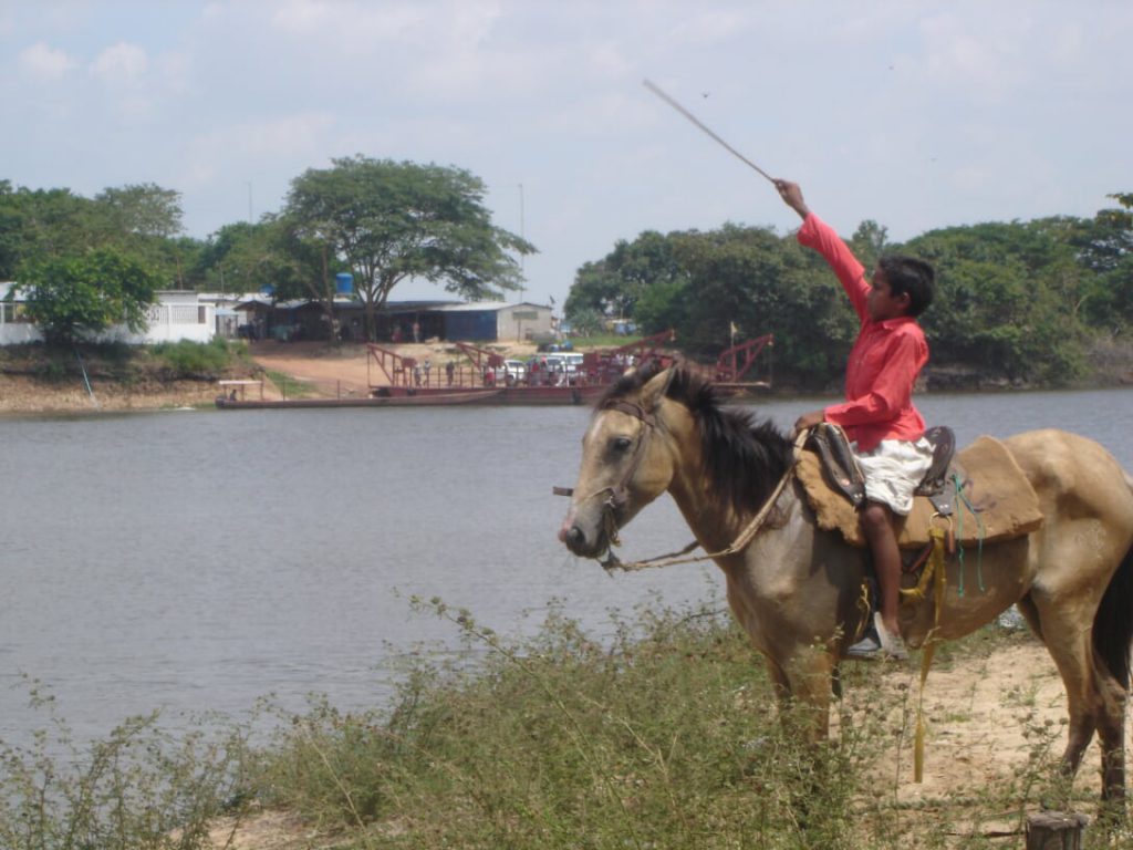 Kind auf Pferd am Orinoco