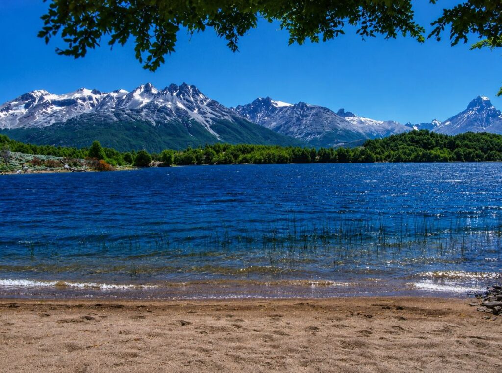 Lago Alto mit Cerro Castillo im Hintergrund, Sträuchern und blauem Himmel