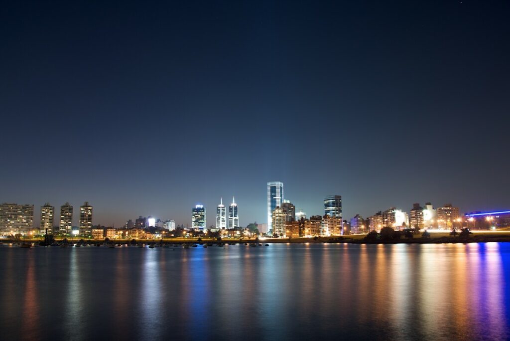 Montevideo Puerto del Buceo Hafen bei Nacht (© Ministerio de Turismo de Uruguay/ Sebastian Diaz)