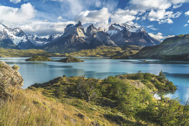 Nationalpark Torres del Paine – Blick auf den Pehoé-See mit den markanten Gipfeln der Cuernos del Paine und der typischen patagonischen Landschaft.