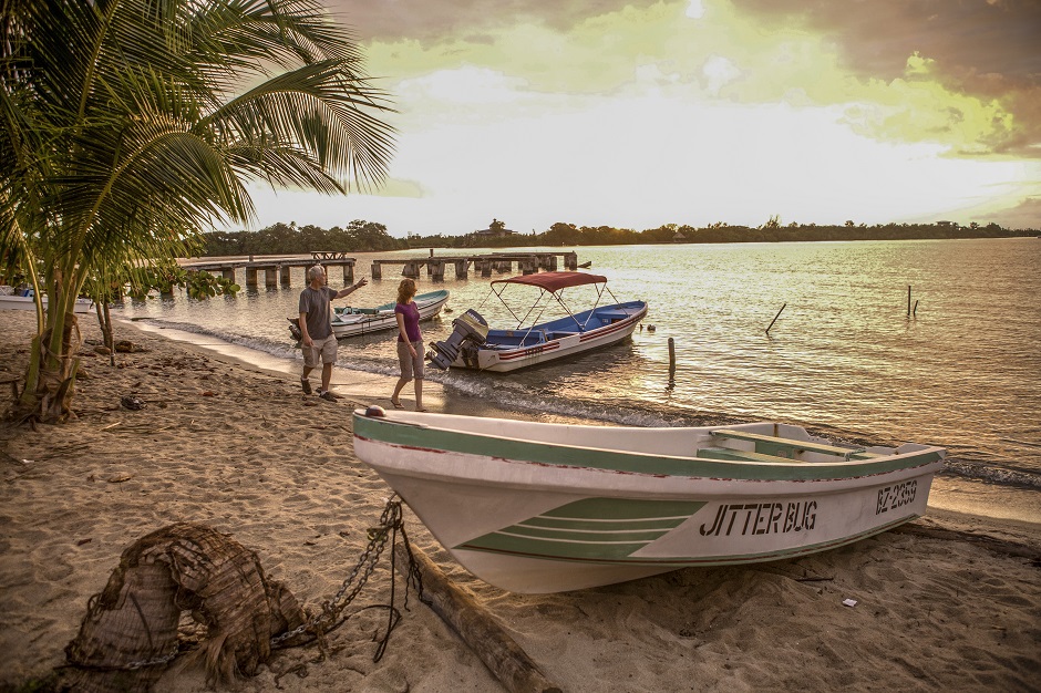 Paar am Strand von Placencia (© Image courtesy of the Belize Tourism Board)