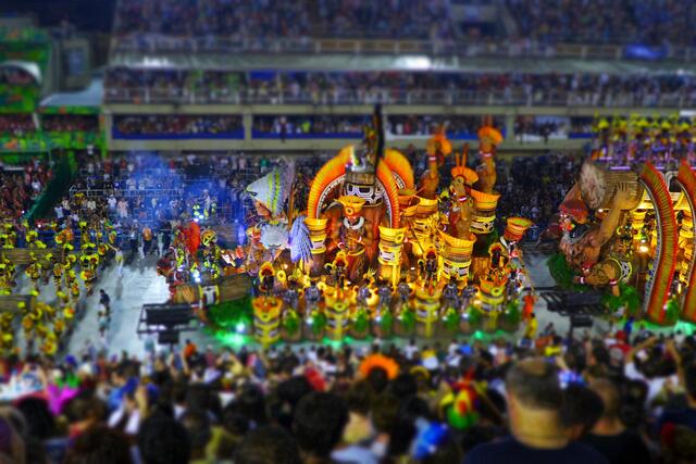 Karneval Rio de Janeiro – Parade im Sambódromo mit kostümierten Tänzern und farbenprächtigen Festwagen