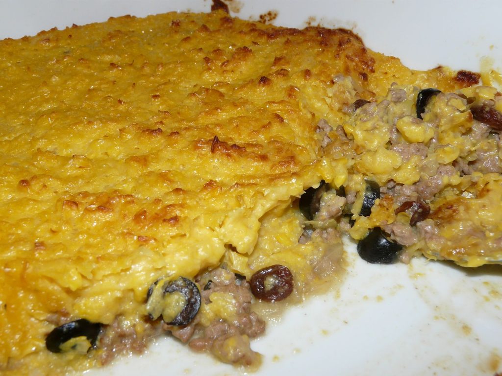 Pastel de choclo (Maispastete mit Hackfleisch, Rosinen und Oliven)
