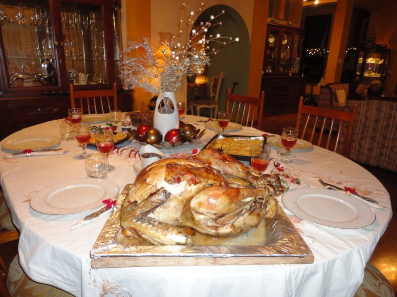 Weihnachtspute mit festlich gedecktem Tisch