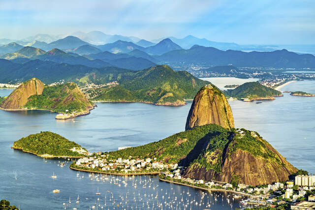 Rio de Janeiro mit dem Zuckerhut und der Guanabara-Bucht aus der Vogelperspektive