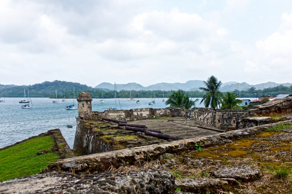 Vor den Mauern und Kanonen der Bastion Santiago ankern friedlich Boote