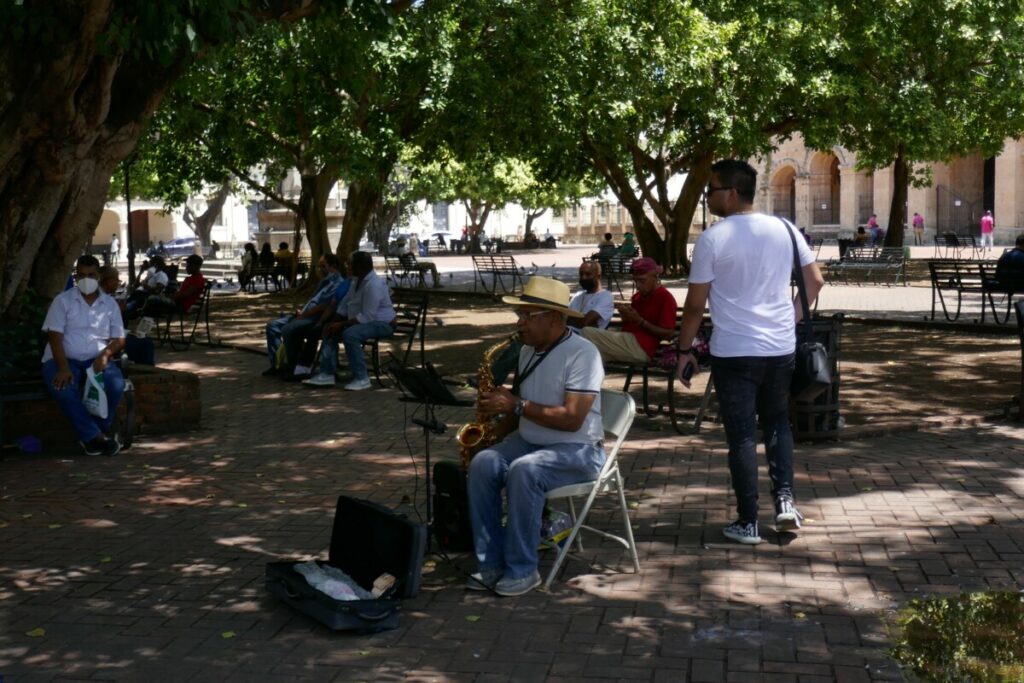 Saxophonspieler im Parque Colón