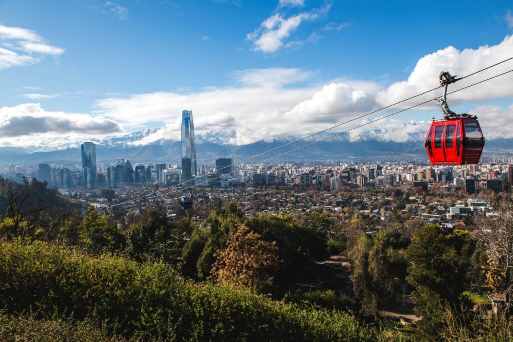 Blick über Santiago mit Seilbahn (© Maria Jose Pedraza - MarcaChile.cl)