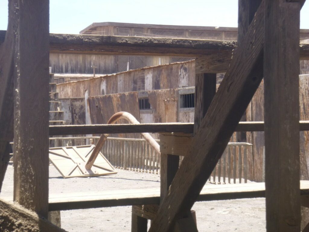 Basketballfeld in der Humberstone-Mine