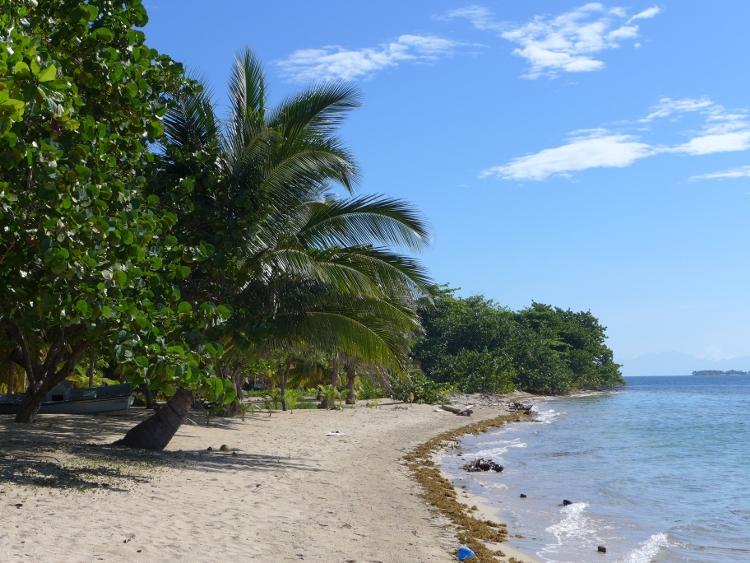 Strand von Cayos Cochinos in Honduras