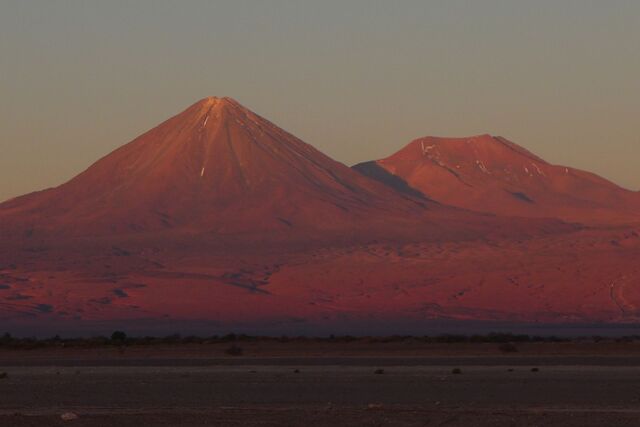 Atacama – Vulkankegel des Licancabur bei Sonnenuntergang in der Hochwüste Nordchiles