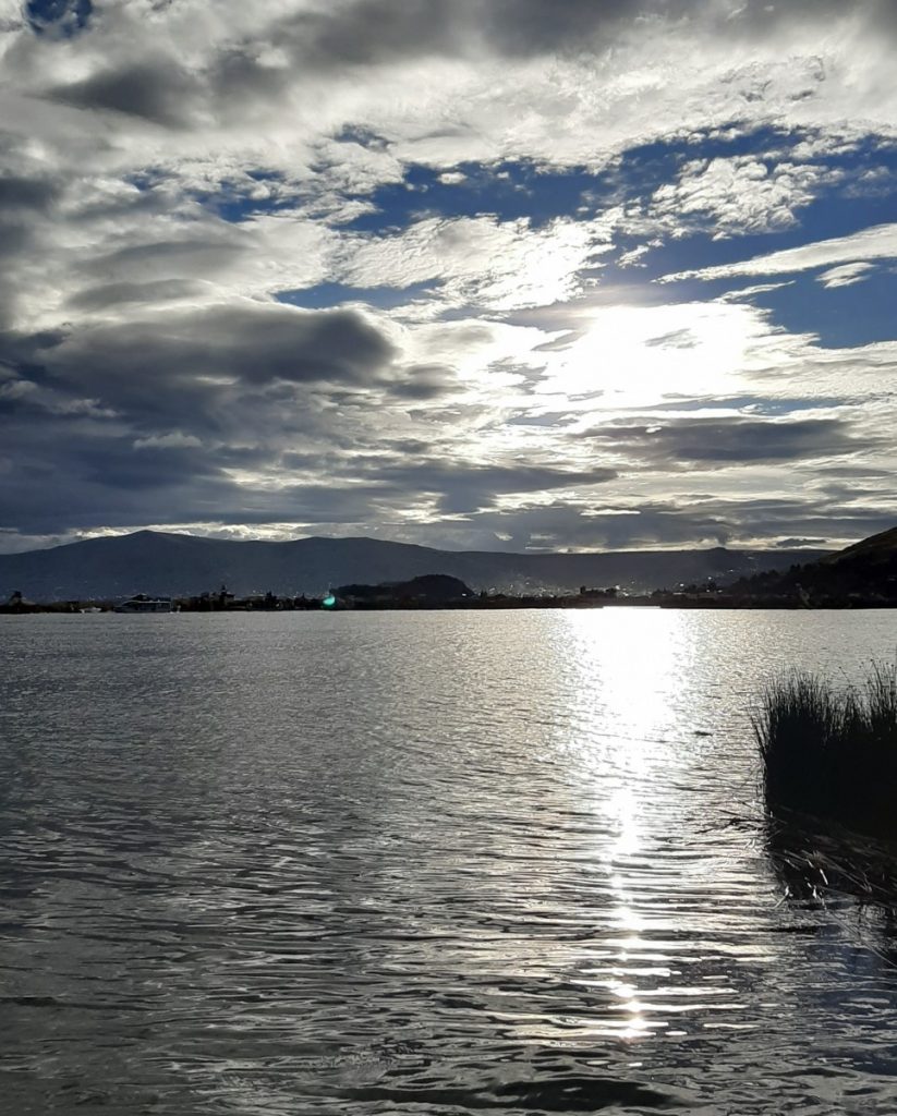 Der Titicacasee im Sonnenschein