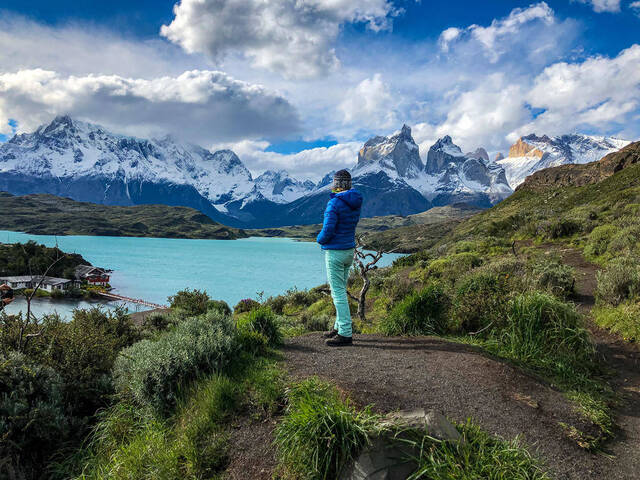 Buenos Aires Reise – beeindruckende Berglandschaft in Patagonien mit türkisblauem See, schneebedeckten Gipfeln und unberührter Natur.