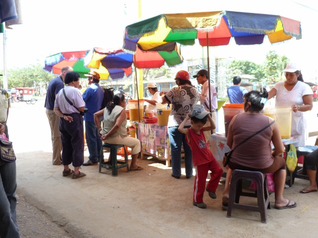 Verkauf von frisch gepressten Säften auf der Straße