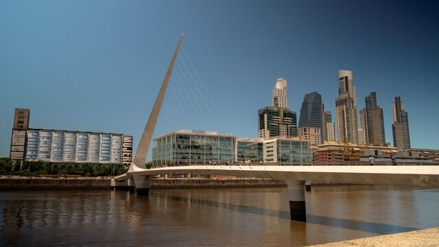 Buenos Aires Reise – die moderne Skyline von Puerto Madero mit der berühmten Brücke Puente de la Mujer über dem Río de la Plata.