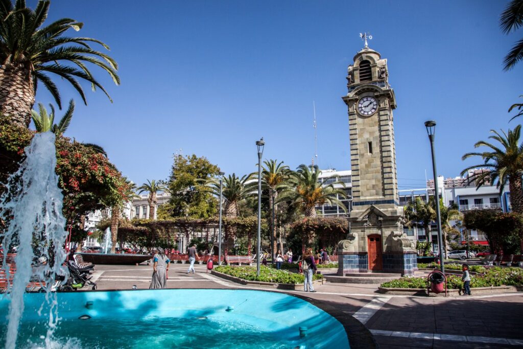 Auf dem Bild sieht man den Plaza Colon und den Uhrenturm von Antofagasta.