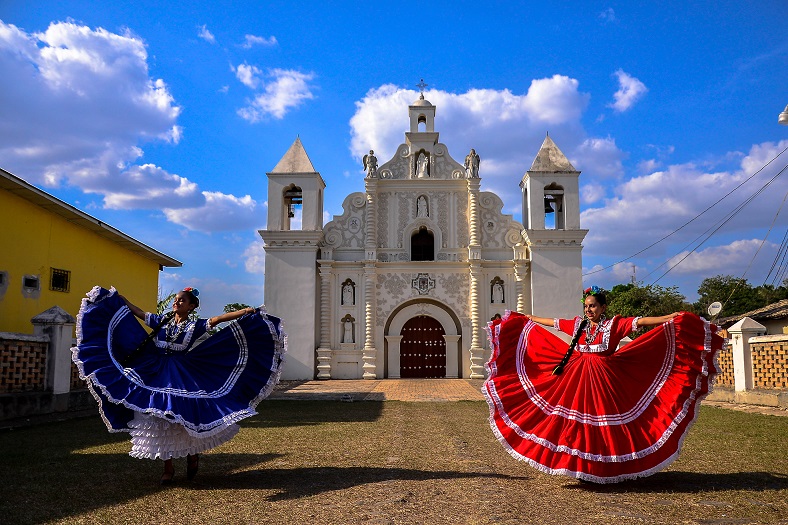 Tänzerinnen in Tracht vor der Kirche La Merced ©Central America Tourism Agency