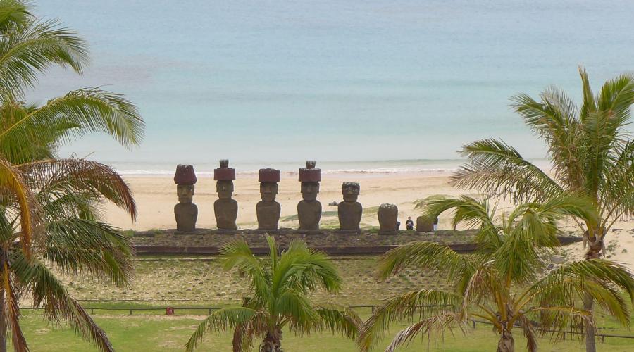Moais am am Anakena-Strand