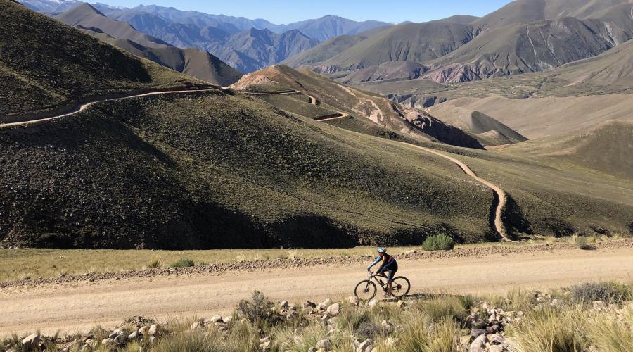 Fahrradfahrer auf einer Bergstraße in der Quebrada de Humahuaca